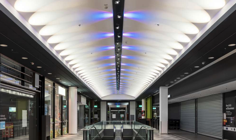 Architektonische Lichtdecke in einer Passage