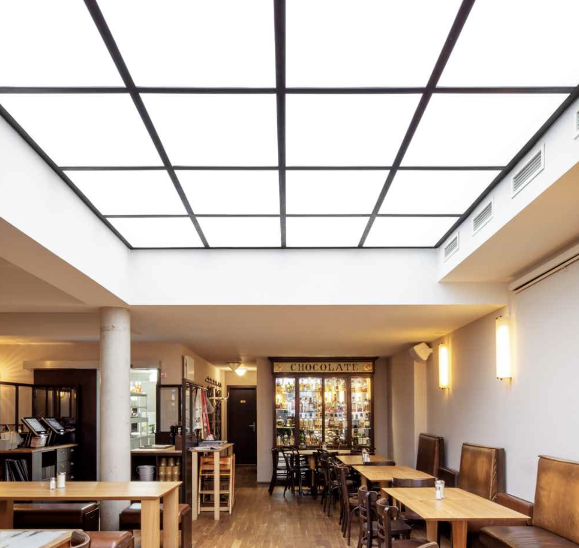 Großflächige Lichtdecke in einem Restaurant