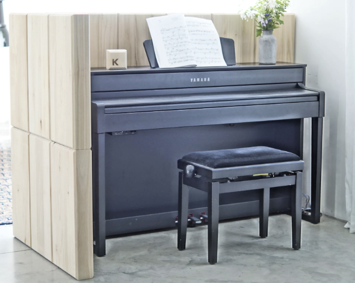 Raumstruktur aus Holz an einem Klavier