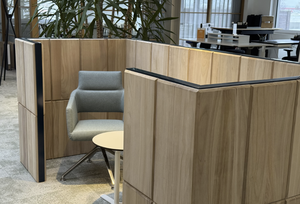 Raumtrennsystem aus Holz in einem Büro