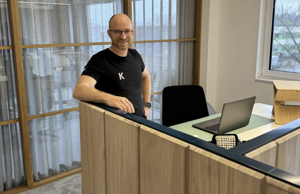 Arbeitsplatz mit individuell gefertigtem Holzsystem